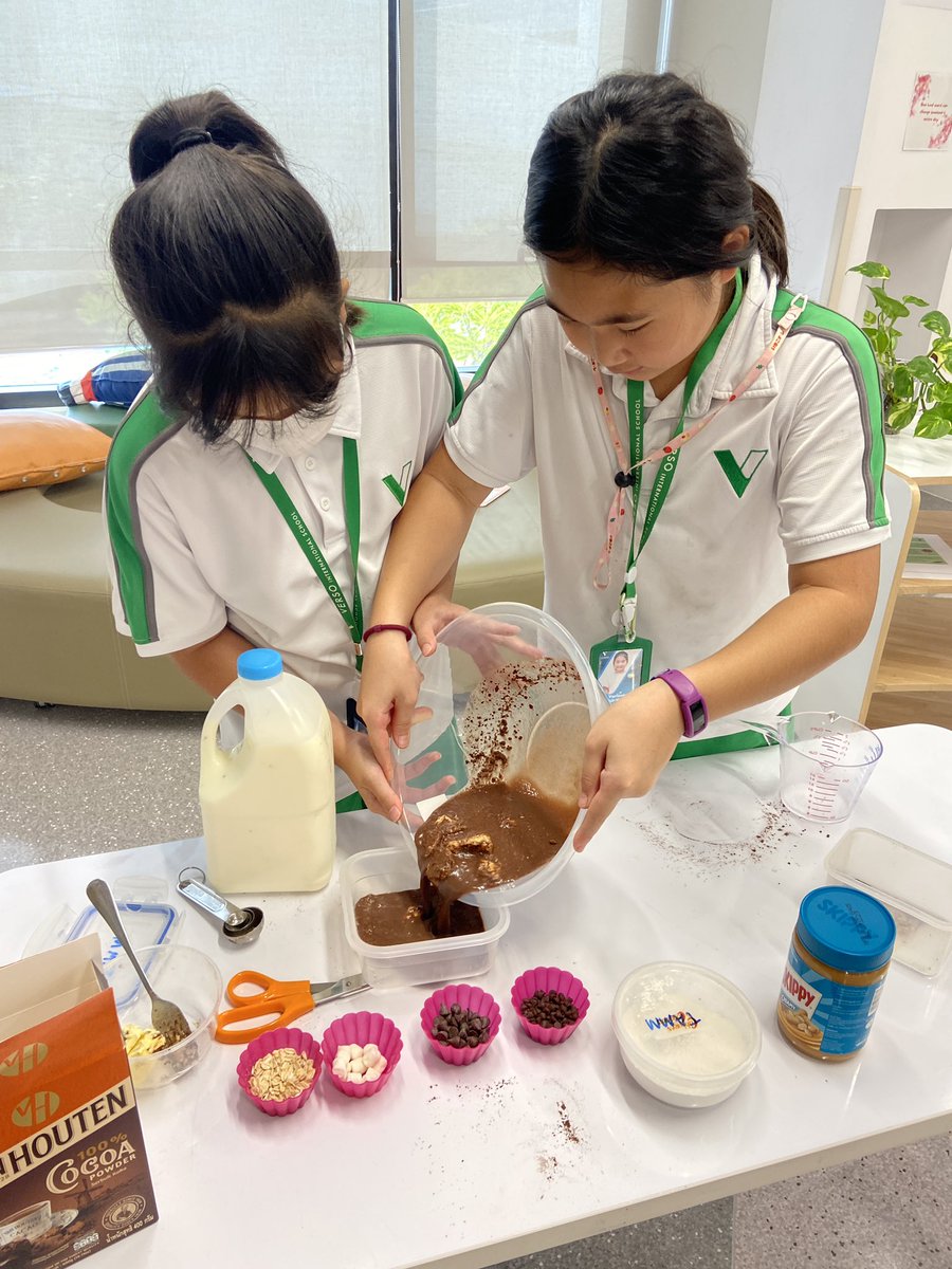 Mr_ODonovan's tweet photo. Hola!👋 compañeros en España - @Maria_RV6 y yo trabajamos en un colegio @versoschool donde el currículum lo diseñamos los profes, los estudiantes tienen #ExploreTime para explorar sus intereses y a nosotros como guías @imgende @rosaliarte @educacion3_0 @InnovacionEdTec https://t.co/Lqqof9XF9J