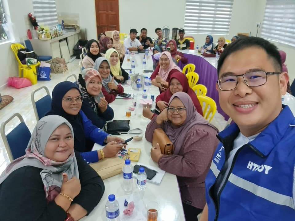 LingTianSoon1's tweet photo. Masuk komuniti, kenal komuniti, bantu apa yang kita mampu bantu. Itu cara Ah Soon.
#hebatayerhitam
#weetogether
#P148 https://t.co/KbjE5tTq9s