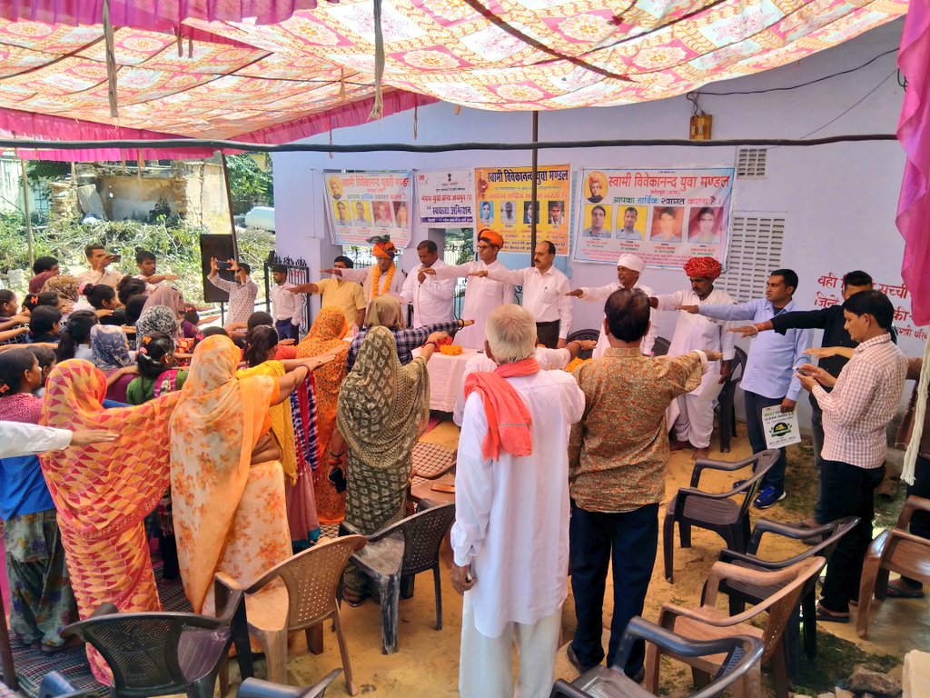 MYBJaipur's tweet photo. #नेहरू_युवा_केंद्र_जयपुर के उपनिदेशक महेंद्र सिंह सिसोदिया जी ने 16 अक्टूबर को ग्राम बांसा में युवा मंडलों और गांव के लोगों को स्वच्छता की शपत दिलवाई और जागरुक किया जिसमे एनवाईसी लोकेश बुनकर कुलदीप वर्मा और संजीव मीणा उपस्थित रहे  #SwachhBharat2022 #CleanIndia2022 #CleanIndia2 https://t.co/wuTbhLOfDI