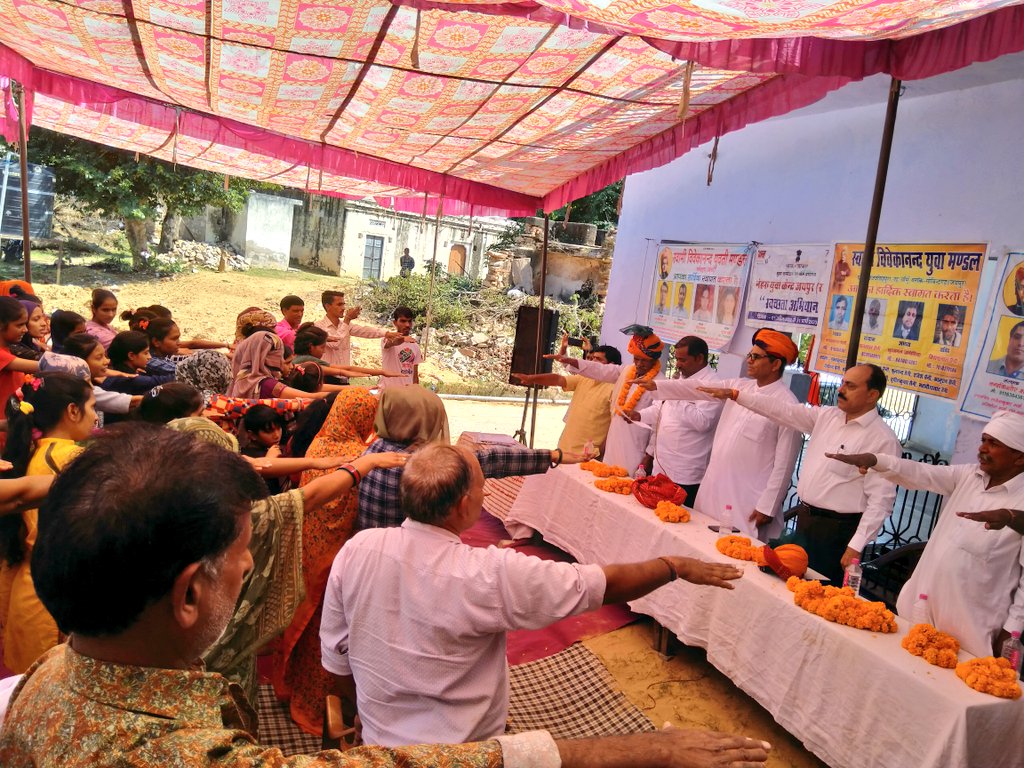 MYBJaipur's tweet photo. #नेहरू_युवा_केंद्र_जयपुर के उपनिदेशक महेंद्र सिंह सिसोदिया जी ने 16 अक्टूबर को ग्राम बांसा में युवा मंडलों और गांव के लोगों को स्वच्छता की शपत दिलवाई और जागरुक किया जिसमे एनवाईसी लोकेश बुनकर कुलदीप वर्मा और संजीव मीणा उपस्थित रहे  #SwachhBharat2022 #CleanIndia2022 #CleanIndia2 https://t.co/wuTbhLOfDI
