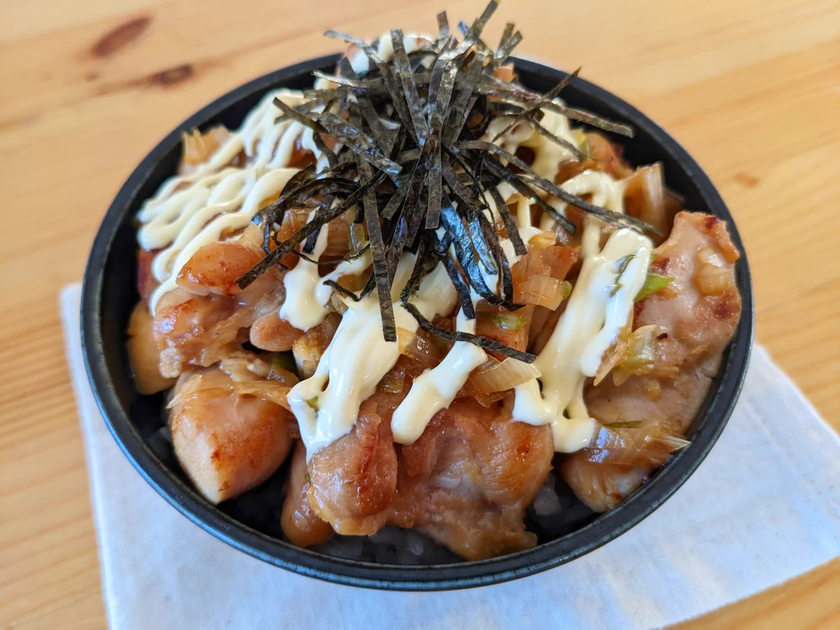 お肉をがっつり食べたい気分のときにもぴったりそう！鶏もも肉を使った「丼もの」レシピ！