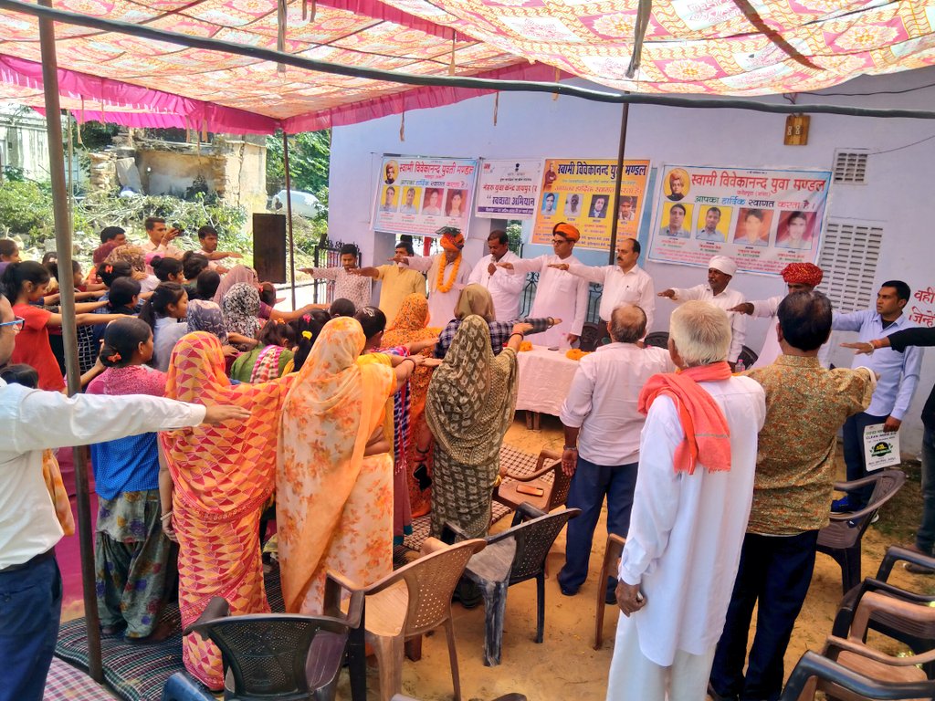 MYBJaipur's tweet photo. #नेहरू_युवा_केंद्र_जयपुर के उपनिदेशक महेंद्र सिंह सिसोदिया जी ने 16 अक्टूबर को ग्राम बांसा में युवा मंडलों और गांव के लोगों को स्वच्छता की शपत दिलवाई और जागरुक किया जिसमे एनवाईसी लोकेश बुनकर कुलदीप वर्मा और संजीव मीणा उपस्थित रहे  #SwachhBharat2022 #CleanIndia2022 #CleanIndia2 https://t.co/wuTbhLOfDI