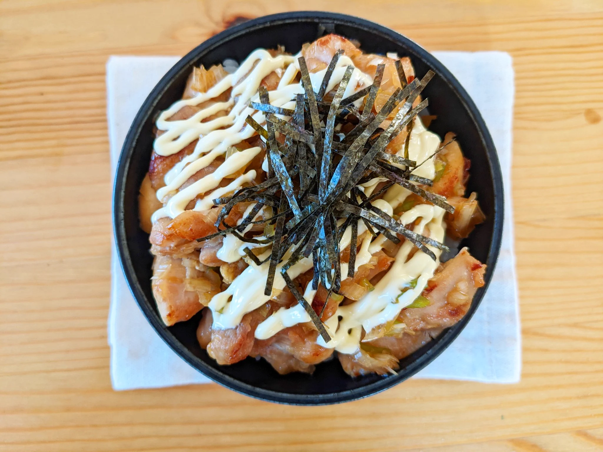 お肉をがっつり食べたい気分のときにもぴったりそう！鶏もも肉を使った「丼もの」レシピ！