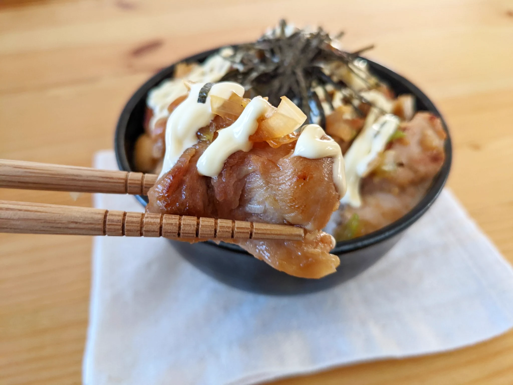 お肉をがっつり食べたい気分のときにもぴったりそう！鶏もも肉を使った「丼もの」レシピ！
