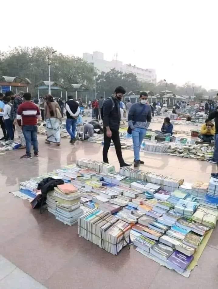 खुद जमीन पर पड़ी हैं, किंतु ,आपको आसमान तक कि ऊंचाईयों में पहुंचा देने कि क्षमता केवल इनमे है..!!