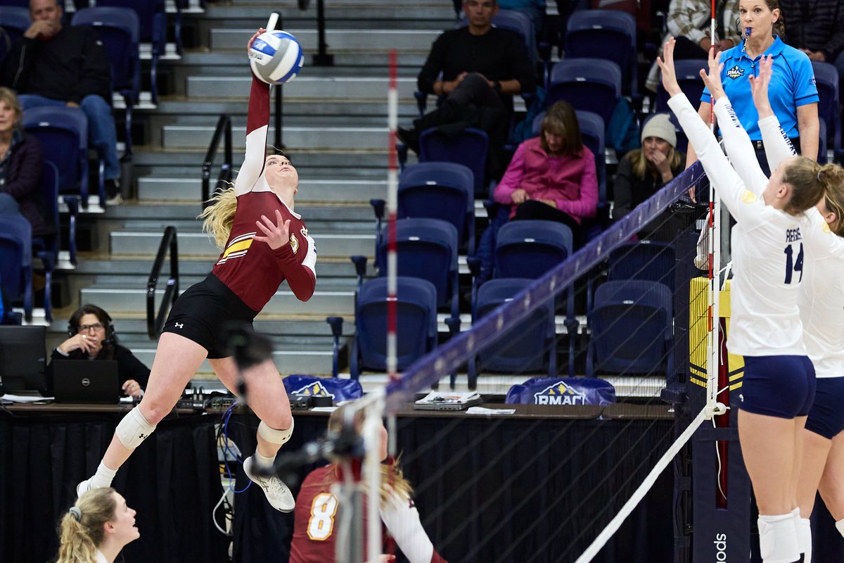 Here's some RMAC Volleyball Tournament semifinal 🔥 courtesy of Darral Freund! Check out all of our albums on our RMAC Flickr account. #EverythingElevated 

📸 - bit.ly/3hAyyKS