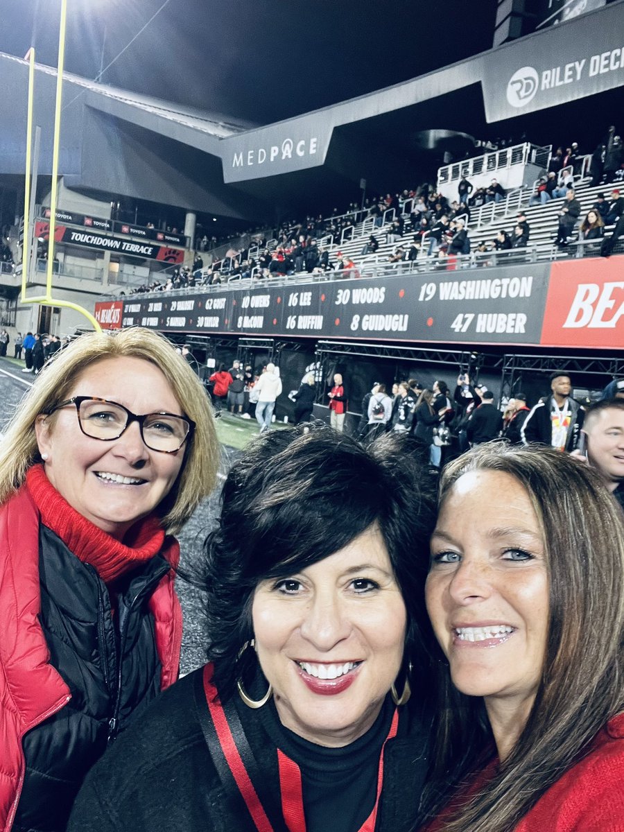 hensley_keri's tweet photo. Friday Night Lights! #squadgoals #ladyleaders #friends https://t.co/8ImYImU6Pr