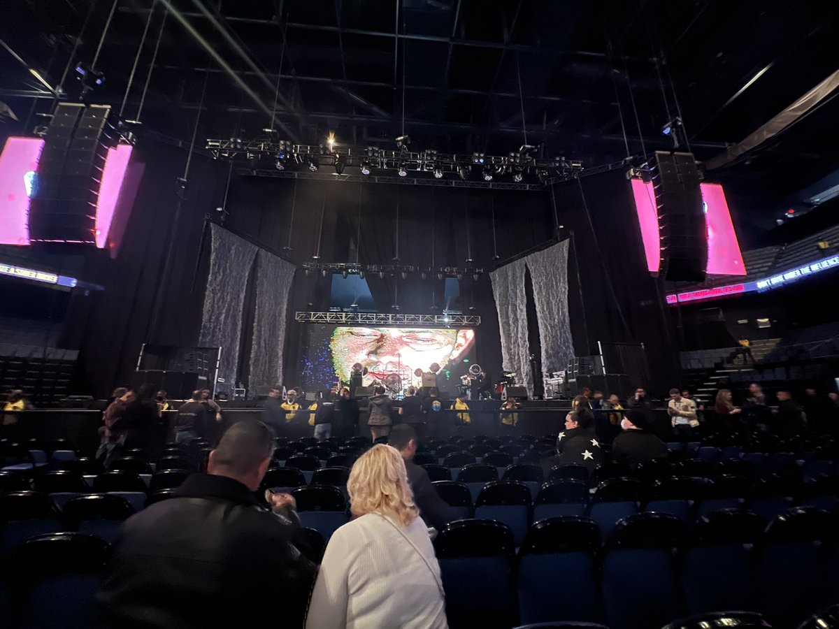 WineBoos's tweet photo. #Morrissey 10th row https://t.co/7Z7bckHc31