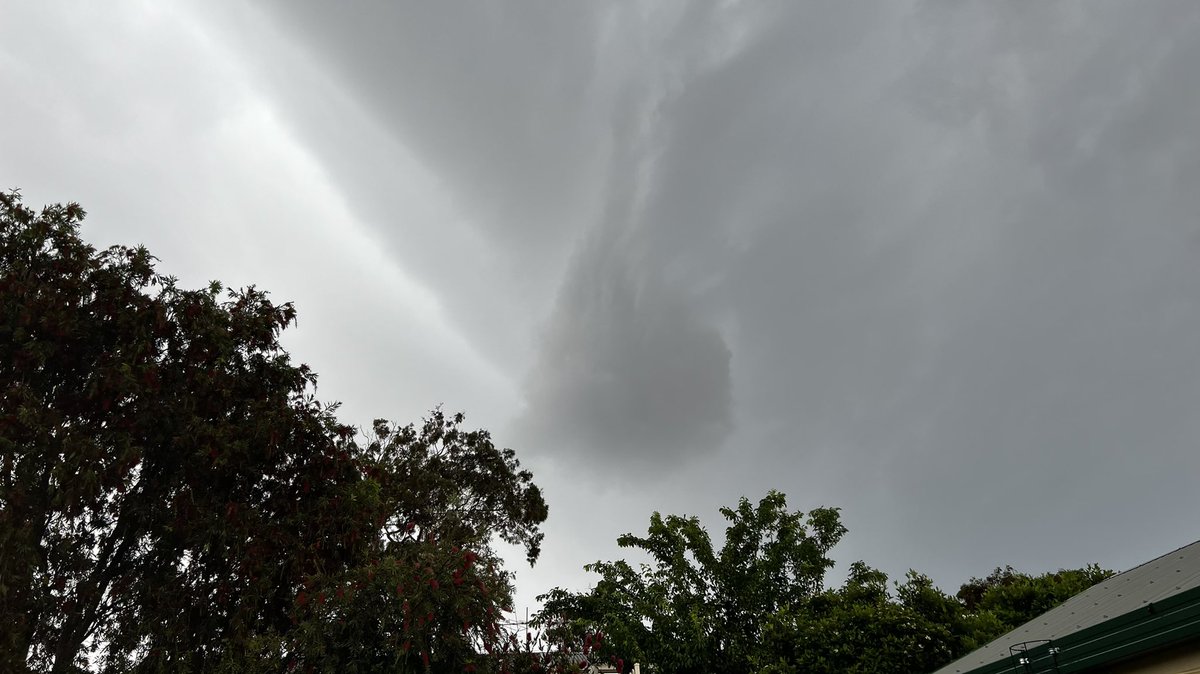 PhilPggreen1's tweet photo. #Thunder #Lightening #Adelaide #Reynella #Storm thought it might turn into a tornado 🌪 https://t.co/FwoYcPeaUo