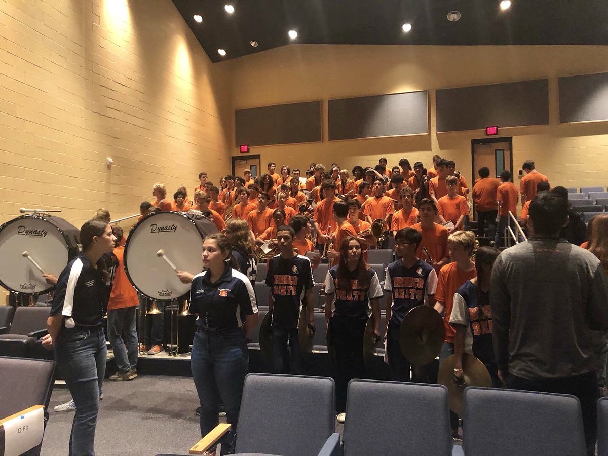 Shoutout to the ⁦<a href="/BrandeisChoir/">Bonnie Wolfe</a>⁩, ⁦<a href="/brandeisband/">brandeisband</a>⁩ and the Brandeis staff for honoring our Veterans! 1st class all the way! ⁦@geriberger08⁩ ⁦<a href="/NISDBrandeis/">Brandeis High School</a>⁩