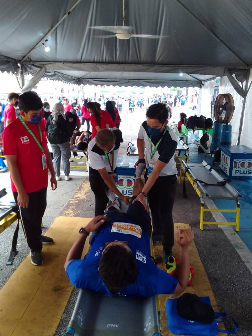FOHS_MAHSA's tweet photo. FoHS Physiotherapy team comprising 6 students and 4 staff providing physiotherapy services at Kuala Lumpur Standard Chartered Marathon this morning .👏👏👍👍

Kudos to the team for providing invaluable service to such a prestigious event and flying the MAHSA flag high!.
😍👍 https://t.co/J2qOXhzpXj