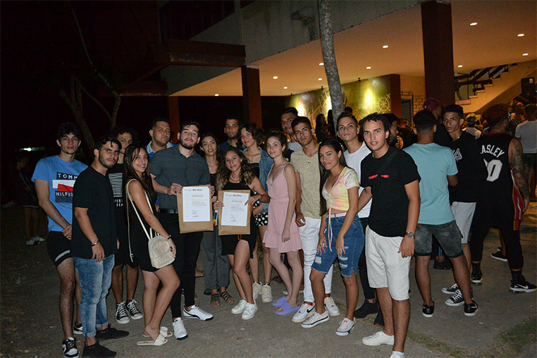 FeuFacing's tweet photo. En la noche de ayer concluyó el festival de artistas aficionados🎭 en la @univholguinera y la Facultad de Ingeniería contó con premios de Oro 🥇 en locución, artes visuales y música. Felicidades a todos los premiados 🥳 https://t.co/fHJOH8ZqNk