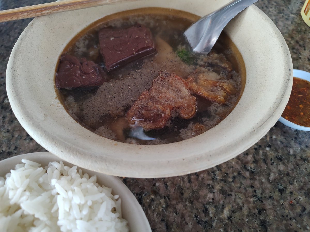 tres_bon's tweet photo. ขี่รถงงๆ วนๆ เอ้านี่ร้านที่เคยมาแวะตอนไปขนส่งนี่น่า
อ้าต้มเลือดหมู รสแบบใสๆ ติดหวานนิดๆ เครื่องในสะอาด มีอาหารหลายอย่าง https://t.co/ThUNxQhBZN