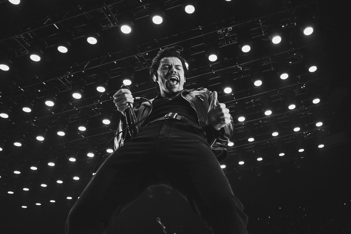 hsdaily's tweet photo. Harry Zuko on stage at The Forum in Inglewood, CA - October 31 📸: Rich Fury

I’m voting for Harry Styles for Artist of The Year at the #AMAs https://t.co/8m4c6nKi9P