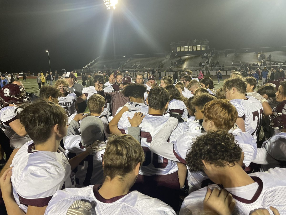 Tpalmateer83's tweet photo. “Get in here and touch somebody. This is a historic team.”

One of the more sobering moments in sport. The high school team in its last huddle of the season. 

@Warriors_Sparta has a heckuva story, and so does @dowell_malaki https://t.co/i8qS9BeBl3