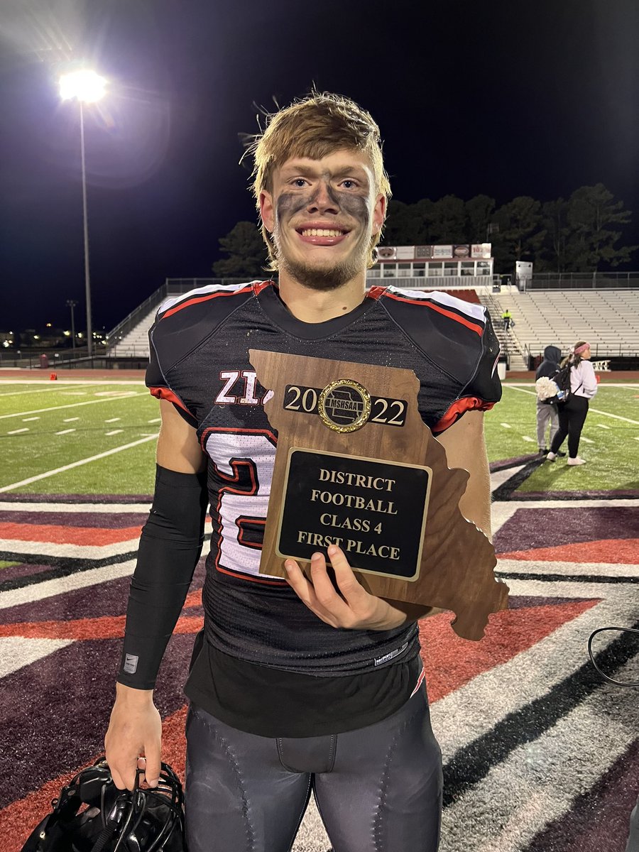 Jim_Miller12's tweet photo. Back-to-back-to-back district champs! 45-0 shutout over Bolivar! Live to fight another day setting up a quarterfinal rematch with Hannibal at home!
Go Zizzers!
#3x #ThreePeet
⚡️⬆️ https://t.co/GnbooY82fN