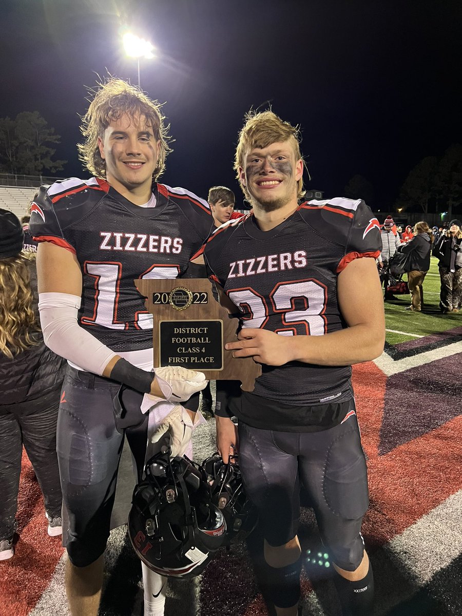 Jim_Miller12's tweet photo. Back-to-back-to-back district champs! 45-0 shutout over Bolivar! Live to fight another day setting up a quarterfinal rematch with Hannibal at home!
Go Zizzers!
#3x #ThreePeet
⚡️⬆️ https://t.co/GnbooY82fN