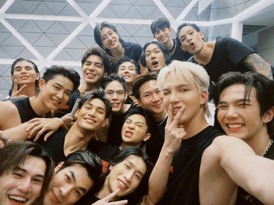 notbsumettikul's tweet photo. My heart goes out for P’TONG♥️ He deserves all the love &amp; everything Beautiful. Thankyou for Supporting &amp; Standing beside everyone when they needed someone to lean on to &amp; for being there in every thick &amp; thin.
WE LOVE YOU &amp; PROUD OF YOU🫶🏻

#tongthk #BestBrotherTongthk @tongthk https://t.co/jGnnh69rUk