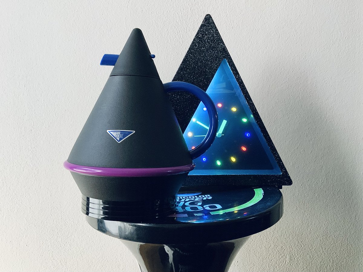 abcodef's tweet image. ここ数年アイコンが三角騎士のせいかだんだん持ちものも三角化の傾向にある