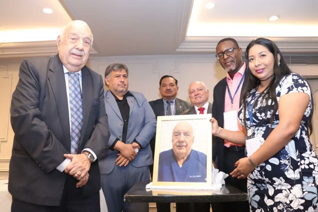 CMProSantaElena's tweet photo. HOY | Autoridades del @CMProSantaElena, participaron en la inauguración del II CONGRESO DE ACTUALIZACIÓN EN MEDICINA INTERNA Y ESPECIALIDADES MÉDICAS "DR. LUIS SARRAZÍN DÁVILA".
Dicho evento se está efectuando el 11, 12 y 13 de Noviembre, en @HOTELOROVERDE

#YoSoyMédicoFederado👍🏻 https://t.co/Jwv6wqFW8K