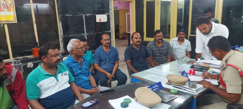Y_VIKRAMKMM's tweet photo. తెలంగాణలో మోడీ పర్యటన నేపథ్యంలో ఖమ్మంలో ఈరోజు ఉదయమే CPM పార్టీ జిల్లా నేతలు నున్నా నాగేశ్వరరావు, వై.విక్రమ్, మరియు జిల్లా CPI నాయకులు ప్రసాద్, జానిమీయా తదితర నాయకులను అరెస్టు చేసిన ఖమ్మం టూ టౌన్ పోలీసులు...
#YVikram https://t.co/4TrughMkVm