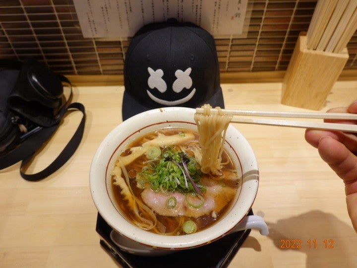 borikenbo's tweet photo. 稲田堤、小麦と鈴。中華そば(850円)。
喘息の病院へ行った帰り。
最近開店したお店に来てみた。上品な醤油味🍜 。次は大盛りにしよう。
#ramen #ラーメン #麺活 #log #lifelog #マシュメロ #Marshmello #hatcap (@ 小麦と鈴 in 川崎市多摩区, 神奈川県) https://t.co/AE42XZg8hS https://t.co/6o1WJUY4YJ