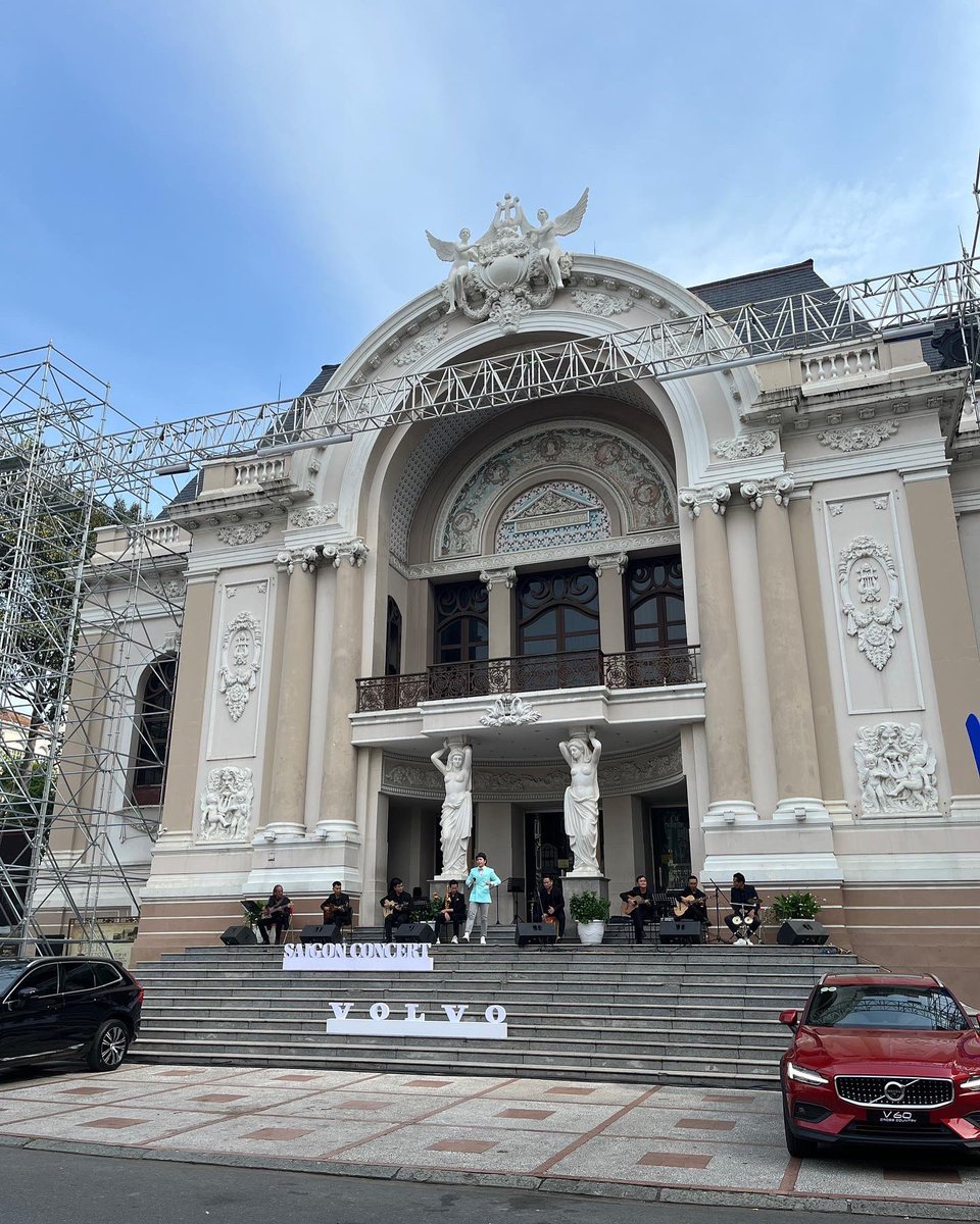 ythanhofficial's tweet photo. Thứ Bảy mà sao mọi người sao thức sớm vậy?  

An early morning show.  Can't believe people get up so early and it was a beautiful day.  Happy weekend everyone.

#YThanh #ethanthoi #TheBrothersBand 
#livemusic #livesinging 
#SaigonOperaHouse #nhahatthanhpho https://t.co/10FlNJ4tPC