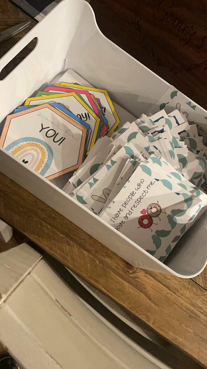 GomezPatlan2020's tweet photo. Getting ready for World Kindess Day!♥️ spreading kindness with words of affirmation! @PatlanES https://t.co/v4vbt9g2qi