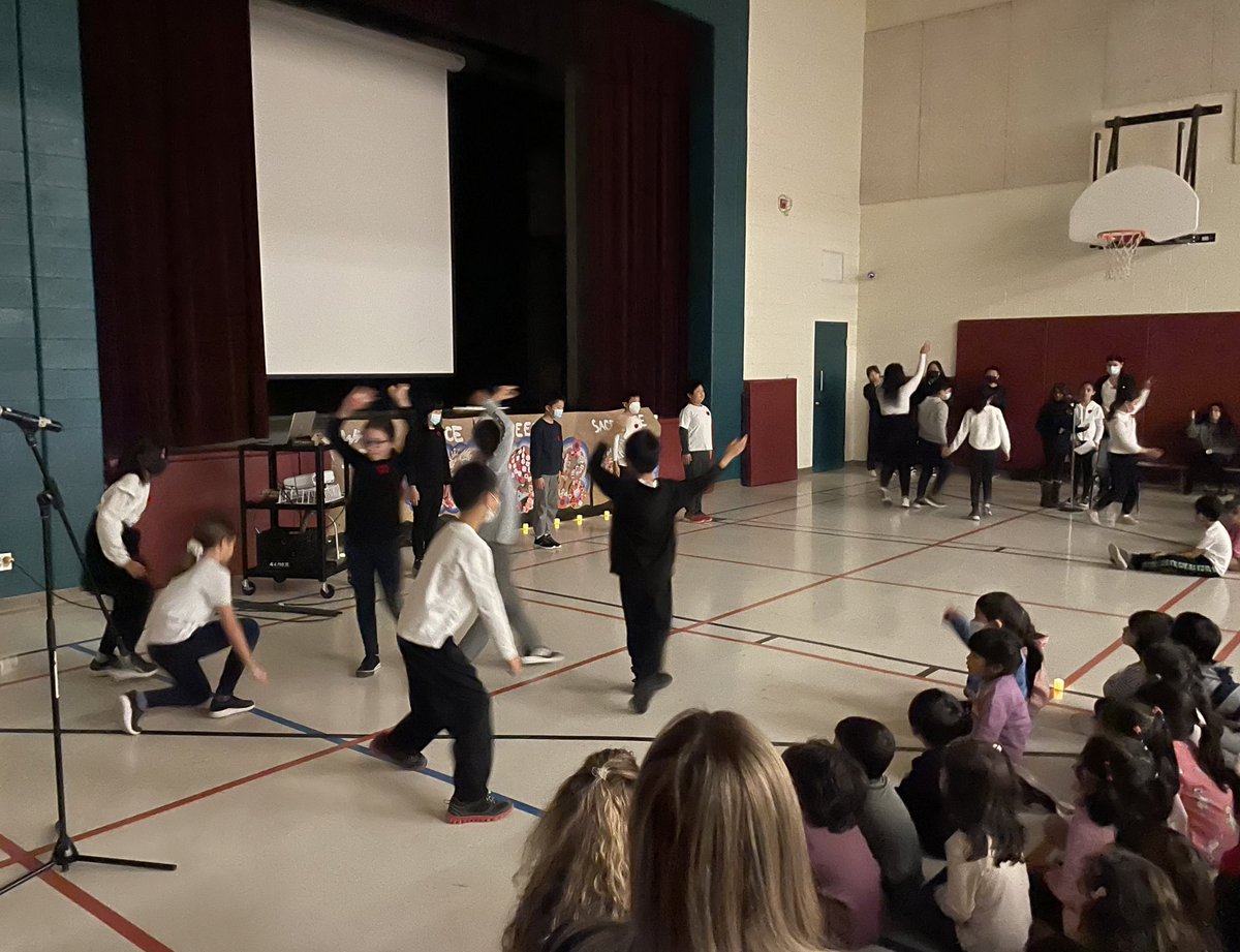 henderson_ave's tweet photo. #RemembranceDay assembly purely student led- so meaningful. @YRDSB https://t.co/bL0h6CSwLe