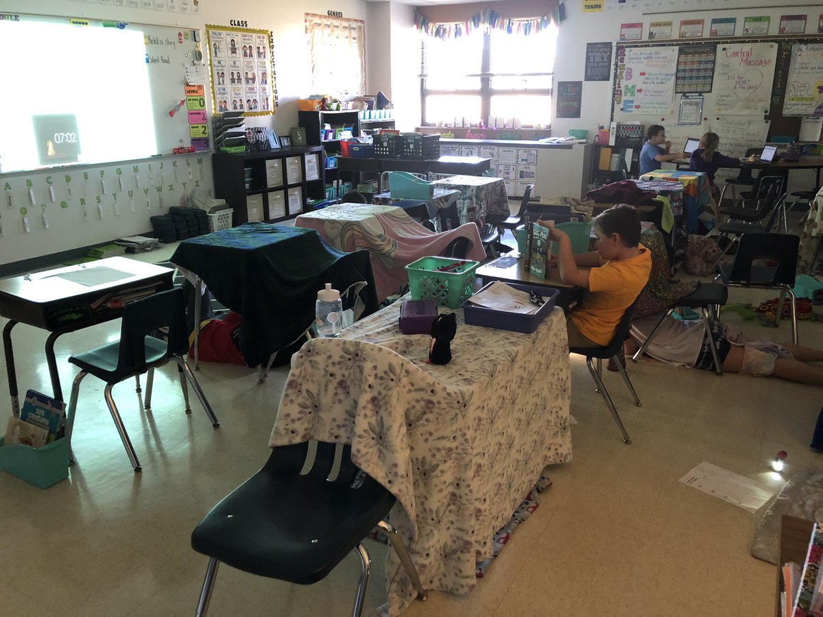 Mrs_Hill1030's tweet photo. Celebrating our positive behavior with a camp-out day in room 17! ππͺ΅π»π¦π¦@ZumDardenne #ItsAKnightThing #WeAreDES https://t.co/X0dLp3nOUq