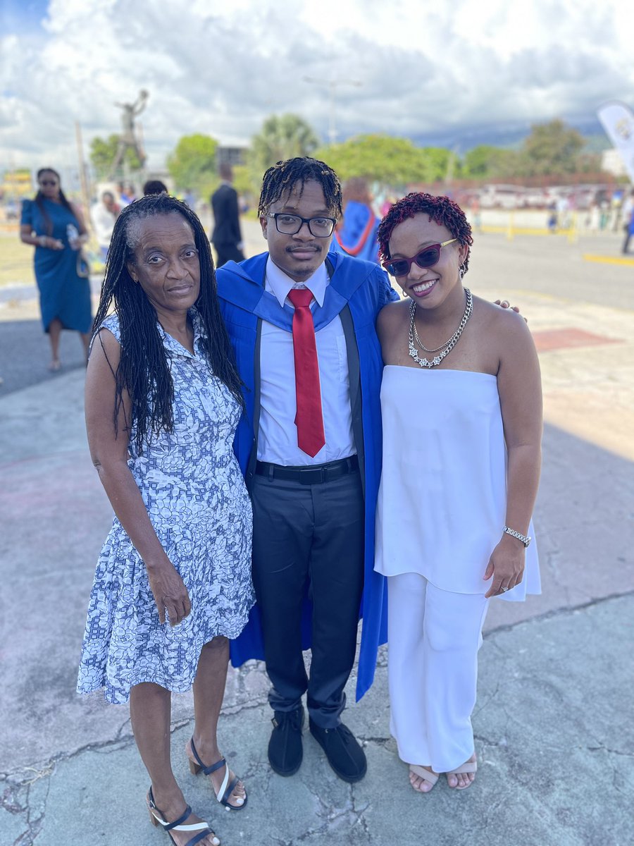Me_is_TeeJayy's tweet photo. Had a big occasion today. It’s called a Graduation. This road was tough but I didn’t do it alone I had a support system around me of family and friends that I can’t even begin to Thank. It’s only up from here
#GraduatingClassOf2022 https://t.co/AxWNlmMw6Q