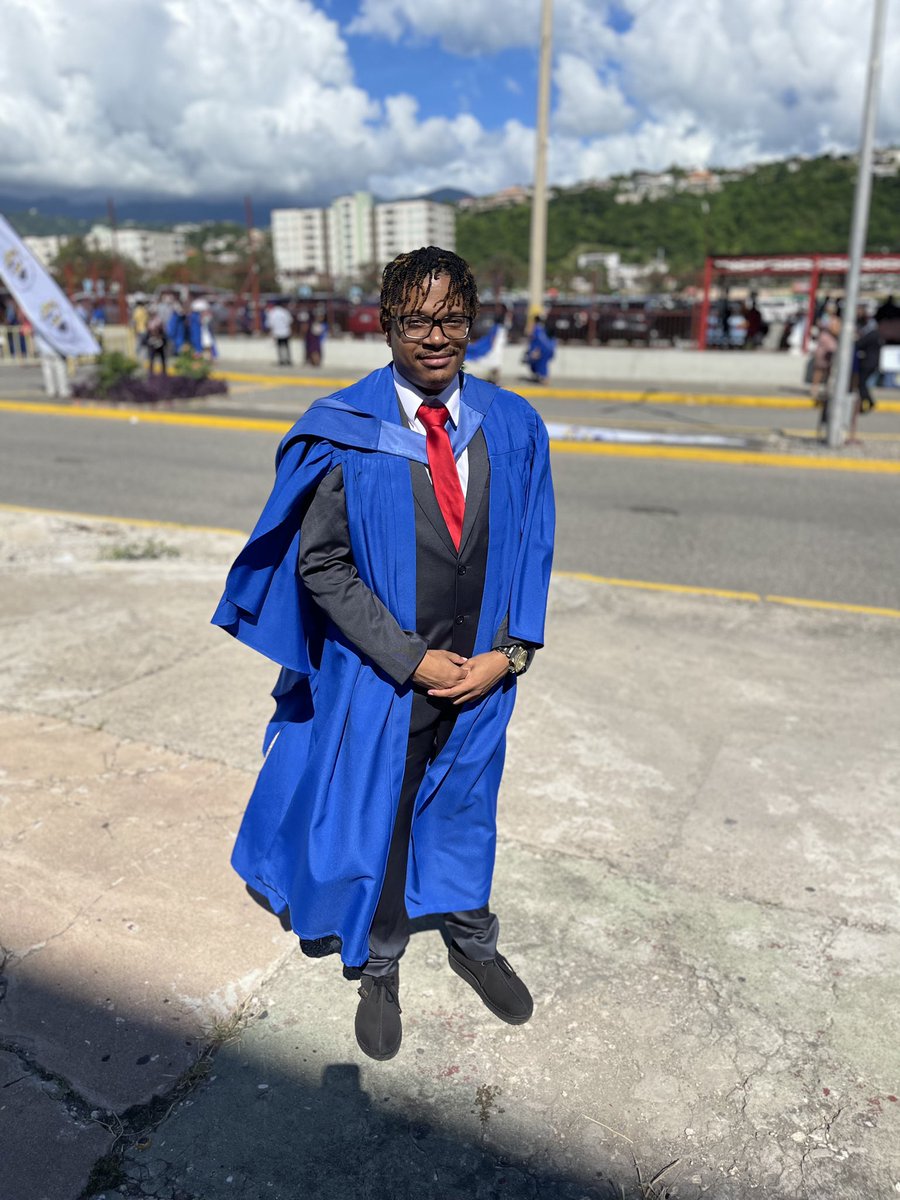 Me_is_TeeJayy's tweet photo. Had a big occasion today. It’s called a Graduation. This road was tough but I didn’t do it alone I had a support system around me of family and friends that I can’t even begin to Thank. It’s only up from here
#GraduatingClassOf2022 https://t.co/AxWNlmMw6Q