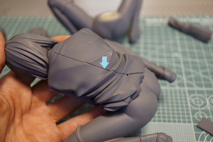 「妄想秘メ事少女 二」
初回のショットサンプルでオミットされていたベントに繋がる「バックシーム」のラインを入れてくれました。
金型工場さんありがとう!
やはりブレザー背面にこのラインがあるとキチンとした服装のイメージになりますね。

他の造形再現にも問題なし。
量産成形に進みます。 