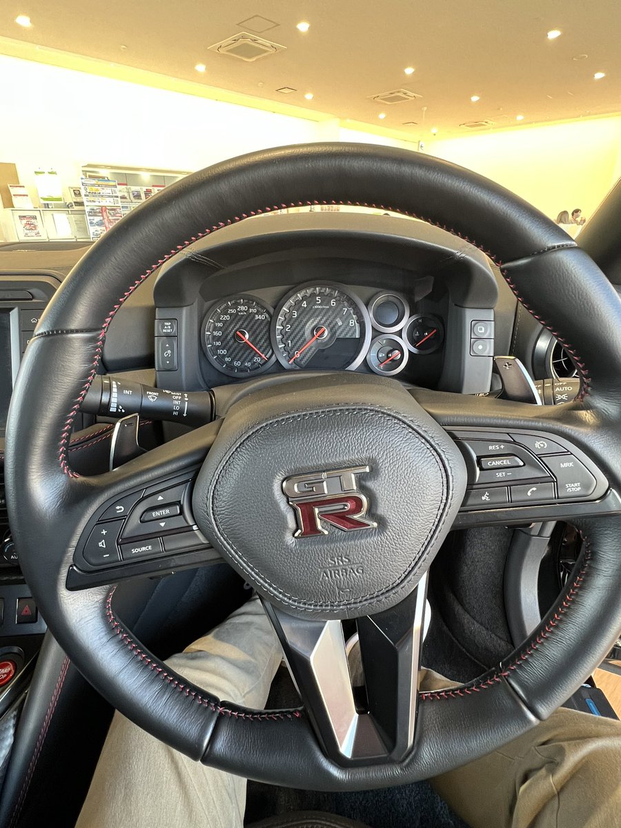 いつもお世話になっいるDにGT-Rの展示車があったので見てきました😊
カッコいいわ〜✨