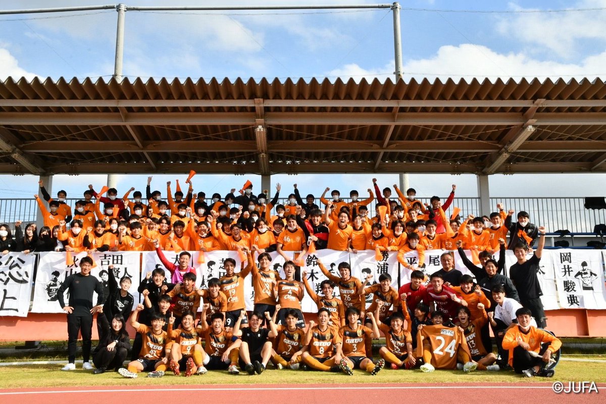 chuo_univ_fc's tweet photo. 宮沢監督体制1年目は

🏆2部優勝&amp;1部昇格
🏆13勝5分4敗(勝ち点44)
🏆7連勝
🏆リーグ最少失点

1年間応援ありがとうございました！
来季、1部での応援よろしくお願いいたします！

#中央大学 https://t.co/EJ88M1jomz