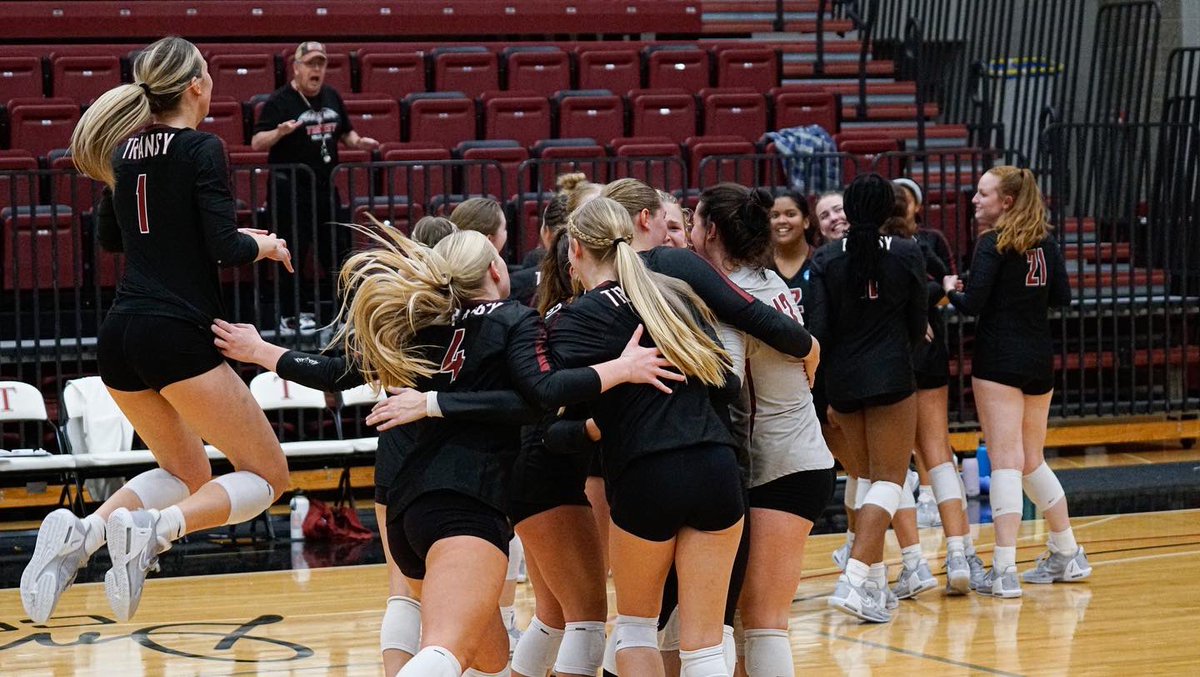 #WINGSUP🦇 #16 @transylvania_wvb downs #5 Emory in the NCAA Regional Semifinal! They’ll play Berry tomorrow at 5:00 pm for the NCAA Regional Championship and a ticket to the Elite Eight in Pittsburgh! #flypios🦇 

Read more: transysports.com/news/2022/11/1…