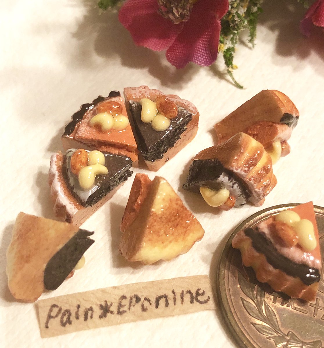 PainEponine's tweet photo. 【ミニチュア】カボチャとチョコのミニタルト

３種のハニーナッツを飾った、かぼちゃタルトとチョコレートタルトのセットです🎃🍫

#ハンドメイド #ミニチュアスイーツ #ドールハウス #ケーキ #タルト #fakesweets #cakes #カボチャ #Creema

https://t.co/a9qTbNDVBs https://t.co/BgN55eugub
