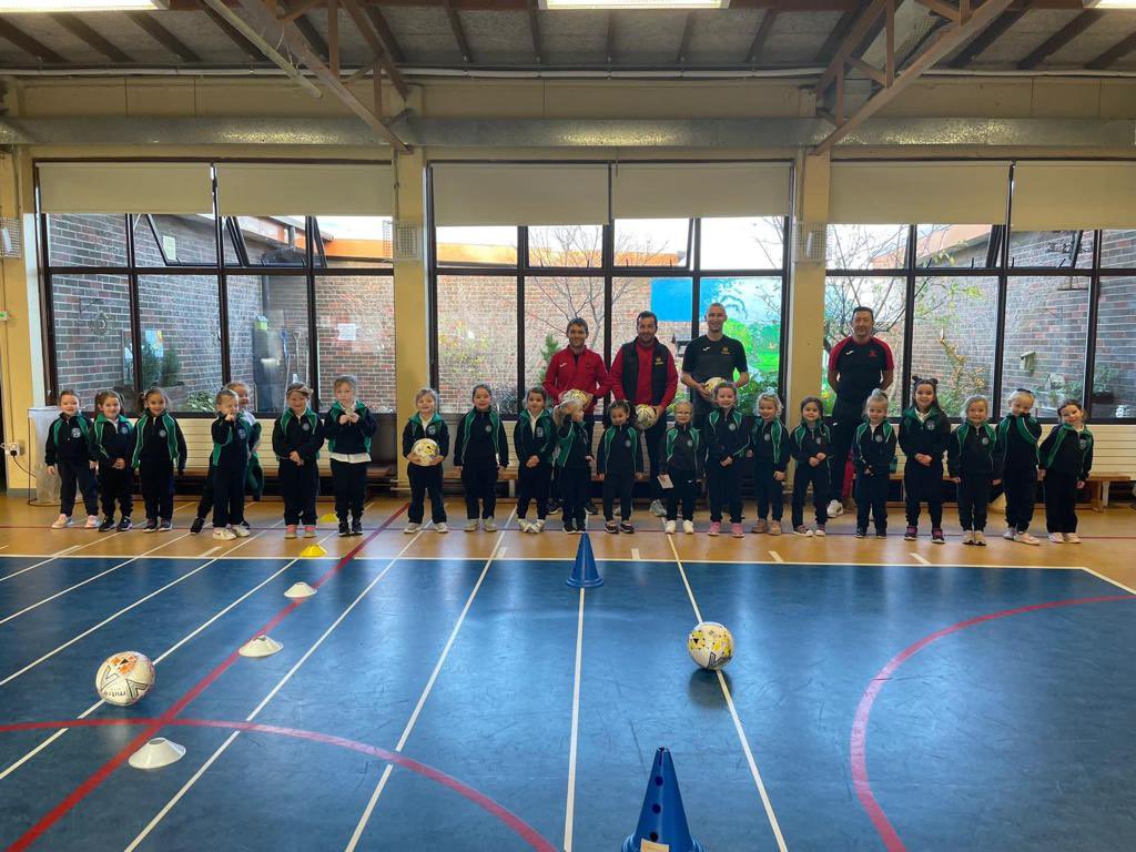 Big thanks to our coaches training the girls of st.Kevin’s Friday morning. Some new Kilnamanagh afc players of the future we’re sure <a href="/stkevinsgns/">St. Kevin's GNS</a> @DamienPower16 <a href="/conor4kenna/">Conor Kenna</a>