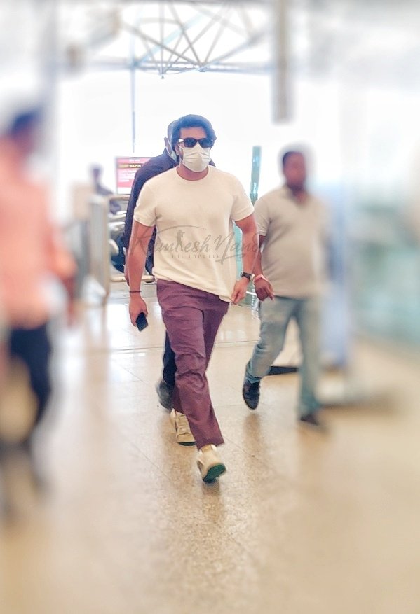Megapowerstar #RamCharan papped at airport departs  #delhi from Hyderabad

@ArtistryBuzz @AlwaysRamCharan #Rc #ramcharanfans  #southpaparazzi #tollywood