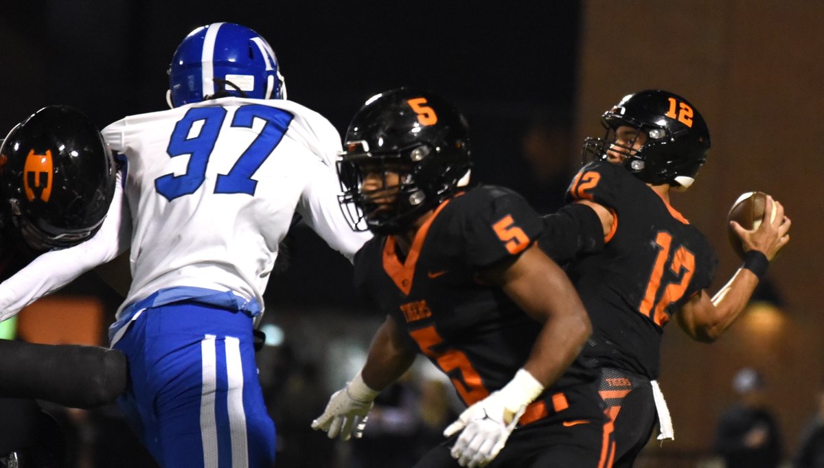 JaySowers3's tweet photo. Despite a late rally by the Tigers, @EnsworthFB fell to @McCallieSports 38-28 in the second round of the TSSAA playoffs Friday evening.

Check out my photos here - https://t.co/y2nYlmmdA2 @McCallieSchool @MainStreetPreps https://t.co/VICUpy0XQp