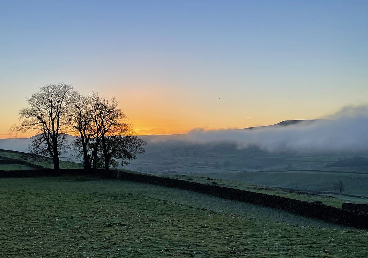 Another cracking sunrise in the #YorkshireDales; the sun rising over #Wensleydale.

If you're going to be in the #Dales this weekend, please:

🚮 Take all your litter home
🐄 Be cattle aware
🌧  Dress for all weathers
✅ Stick to the #CountrysideCode

👉 yorkshiredales.org.uk/plan-your-visi…