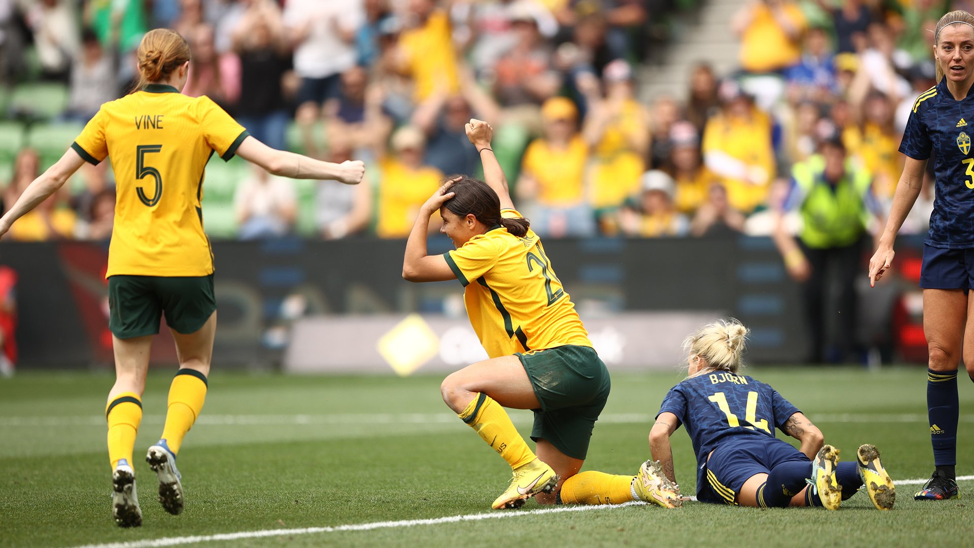 🎧 𝗡𝗼𝘄 𝗽𝗹𝗮𝘆𝗶𝗻𝗴: Sam Kerr opening the scoring in Melbourne! 🙌

🎥: @10FootballAU 

#WeAreMatildas #AUSvSWE”
