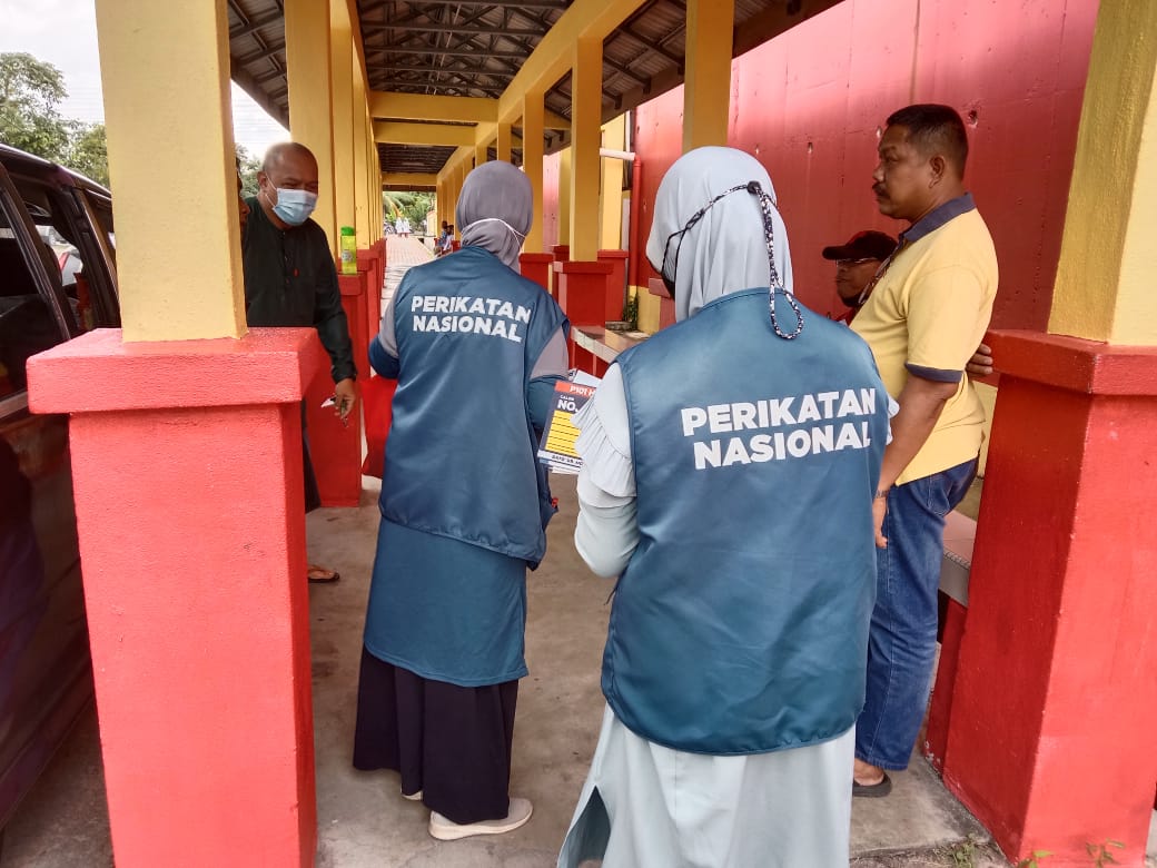 AmeerahHL's tweet photo. Alhamdulillah pada hari ini khamis 11/11 2022 bersamaan 15 rabiul akhir mengadakan edaran flyers di SK & SMK Bandar Tasik Kesuma #wanitamuda #wanitamudamalaysia #marimengundi #mengundi #ameerahmalaysia #ameerahselangor #ameerahhululangat #pasforall #undilahpas #perikatannasional https://t.co/e7MkU573lM
