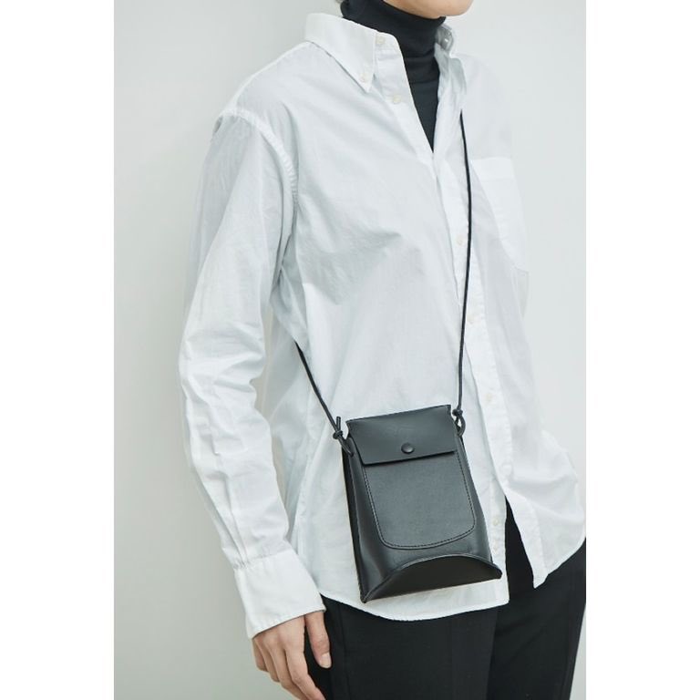 acrmtsmproducts's tweet photo. MARROW
Bent Pouch
¥16,000+tax

底マチのシルエットが魅力的なミニショルダーです。
BENT=曲がった
しっかりとした厚みと張りがありながらも、しなやかさのある上質なレザーを採用。
詳細はオンラインストアに掲載しています。
https://t.co/KwGgYhQgJZ https://t.co/KN9W7jE6hr