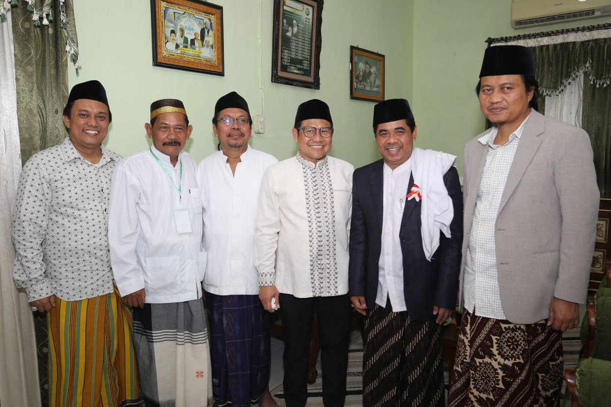 Ketua Umum DPP PKB Gus Muhaimin <a href="/cakimiNOW/">A Muhaimin Iskandar</a> bersama Gus <a href="/yusuf_ch/">M Yusuf Chudlory</a>, Kyai Attabik, Habib Zainal Abidin dan ulama se Jawa tengah hadiri Haflah Maulid Nabi Muhammad SAW di Ponpes Ash-Shiddiqiyyah Purworejo. 

#gusmuhaimin #muhaiminiskandar #PKB #maulidnabimuhammadsaw