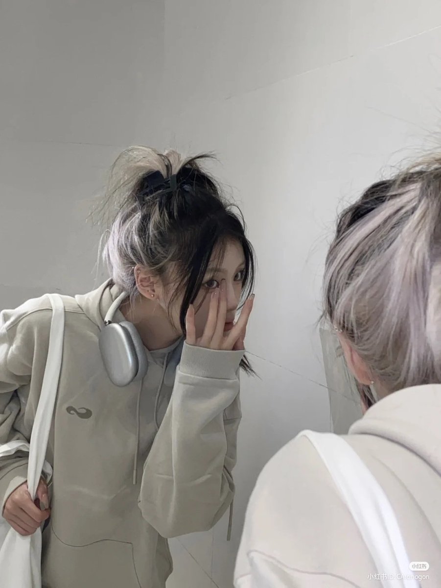 ︎ 
1112 キタ 
tokyo, japan.
︎︎ 
touchdown tokyo.
︎︎︎