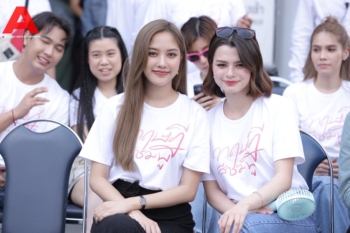 around_ent's tweet photo. ฤกษ์ดี! "IDOL FACTORY" นำโดย เซ้นต์-ศุภพงษ์ จัดบวงสรวงและแถลงข่าวซีรีส์แนวยูริ (GL) เรื่องแ���กของไทย "ทฤษฏีสีชมพู (GAP The series)" แสดงโดย ฟรีน-สโรชน และ เบคกี้-รีเบคก้า

#GAPบวงสรวงatMBK #GAPtrailerOUTNOW #ทฤษฎีสีชมพู #GAPtheseries #GAPyuri #idolfactoryTH #freenbecky #ฟรีนเบค https://t.co/7PPXOVTr6s