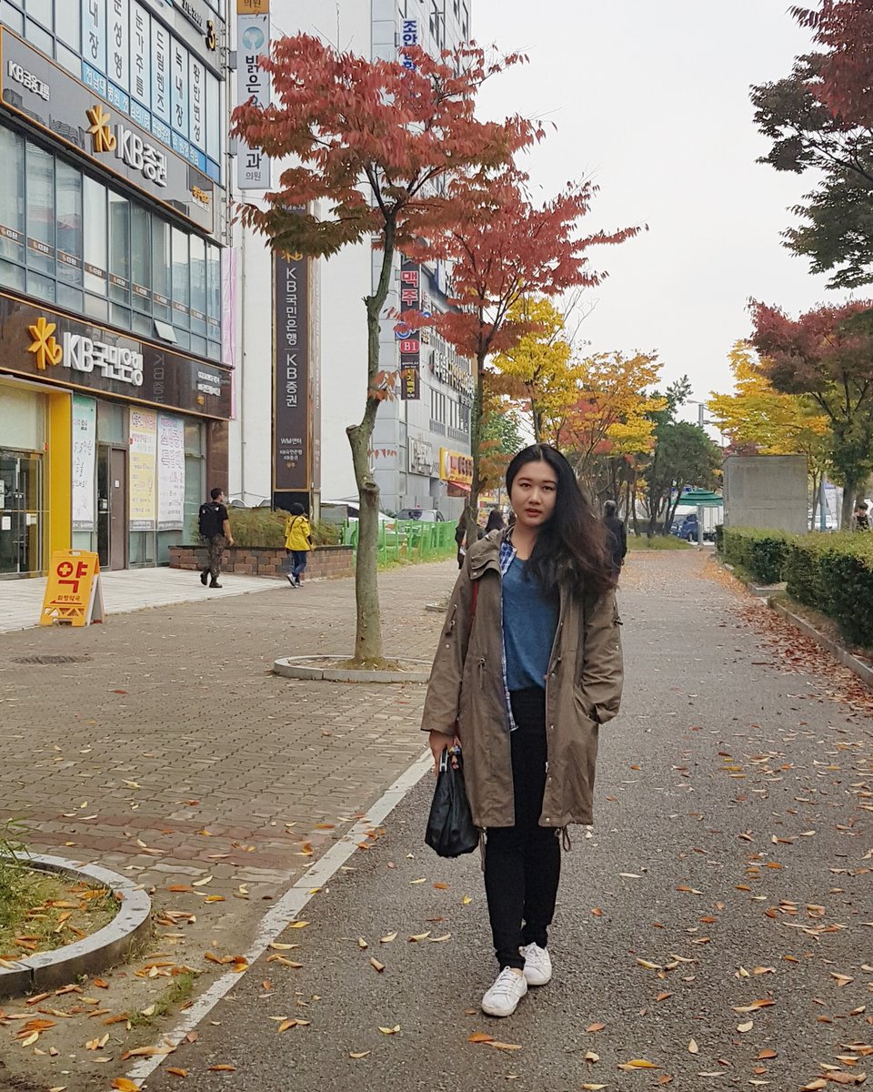 “เราระมัดระวังตัวเองเรื่องสถาบันกษัตริย์มาตลอด จนธันวาคม 2559 บีบีซีไทยเผยแพร่บทความเกี่ยวกับ ร.10 เรากำลังร่วมเวิร์คช็อปที่บราซิล พออ่านจบก็กดแชร์ตามปกติ หลังจากนั้นไม่นาน แม่โทรมาบอกว่า ‘ทหารที่ตามบ้านเราเป็นปกติโทรมา บอกให้ลบบทความที่แชร์ ถ้าไม่ลบจะโดนจับตอนกลับมาไทย’