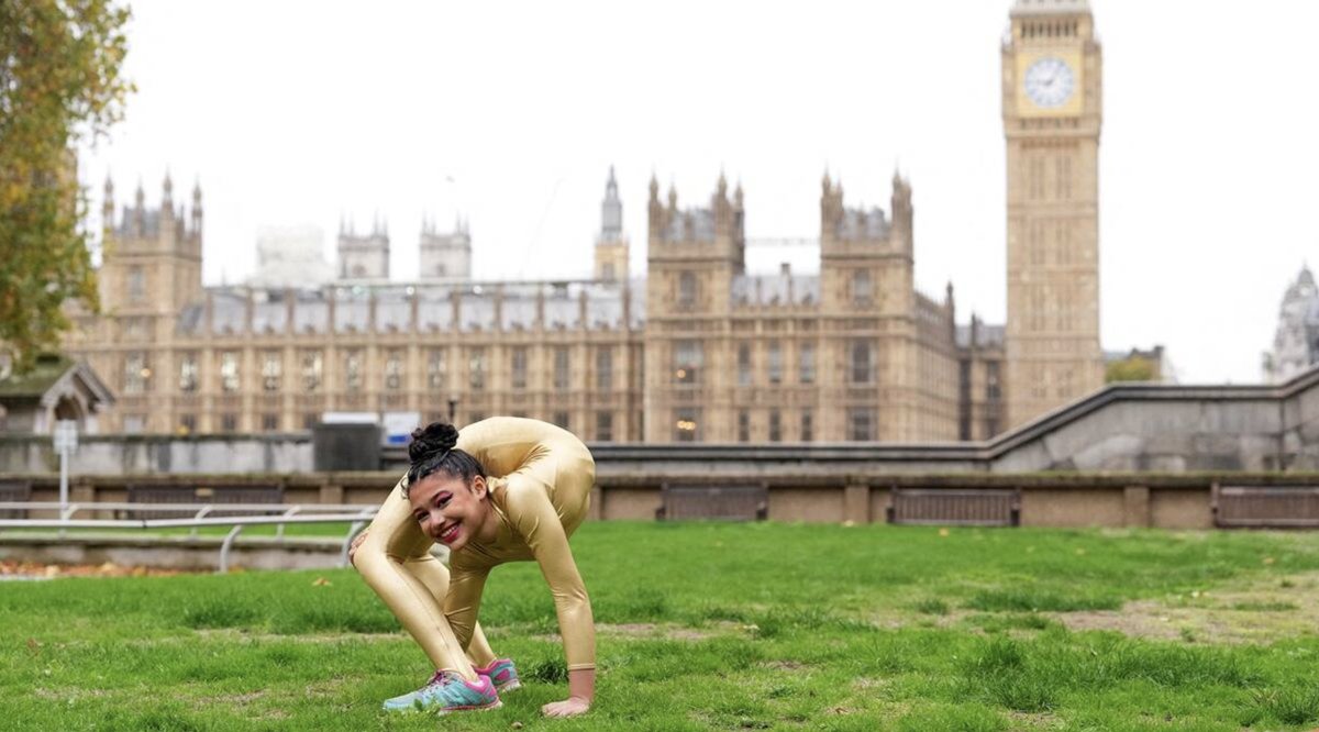 therooosternews's tweet photo. Fourteen-year-old contortionist Liberty Barros, who calls herself a "flexi dancer", completed the fastest 20-metre backbend knee lock, bending her body backwards while walking the distance in 22 seconds.
#LibertyBarros #FlexiDancer #GuinnessWorldRecord #TheRoosterNews https://t.co/q58xQ6bYrh