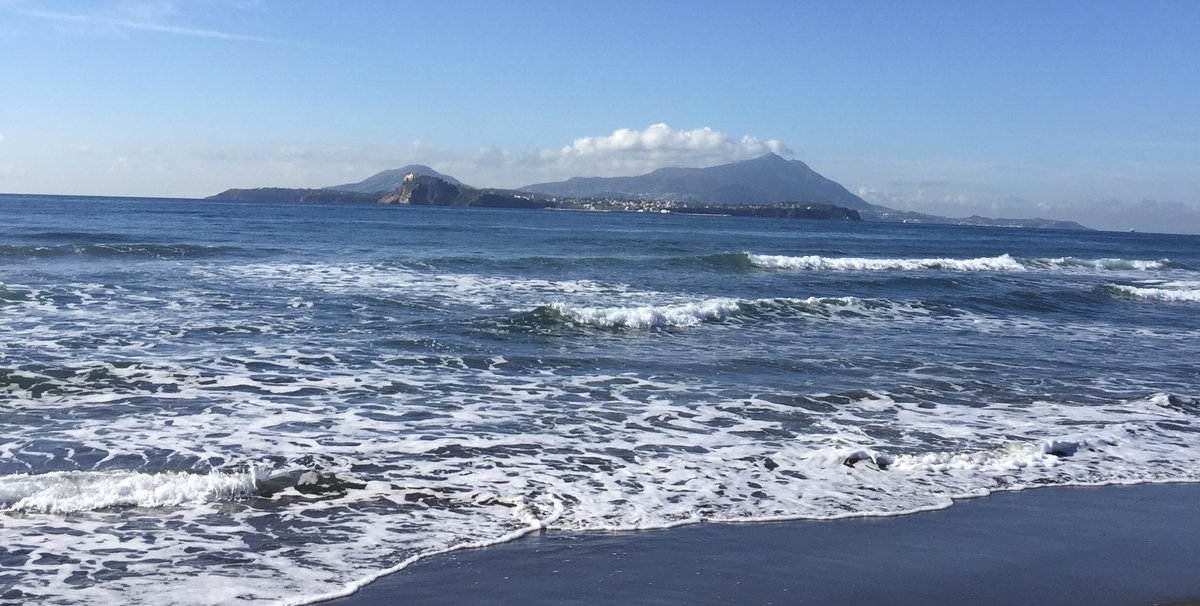 #LaVeritaSullAmore e in amore non esiste, perché non sempre ciò che è appare e non sempre ciò che appare è. Il mare può essere calmo a riva, ma agitato in alto e viceversa. Ma una cosa è sicura, in me ciò che è appare, il mio mare e’ sempre agitato per te!